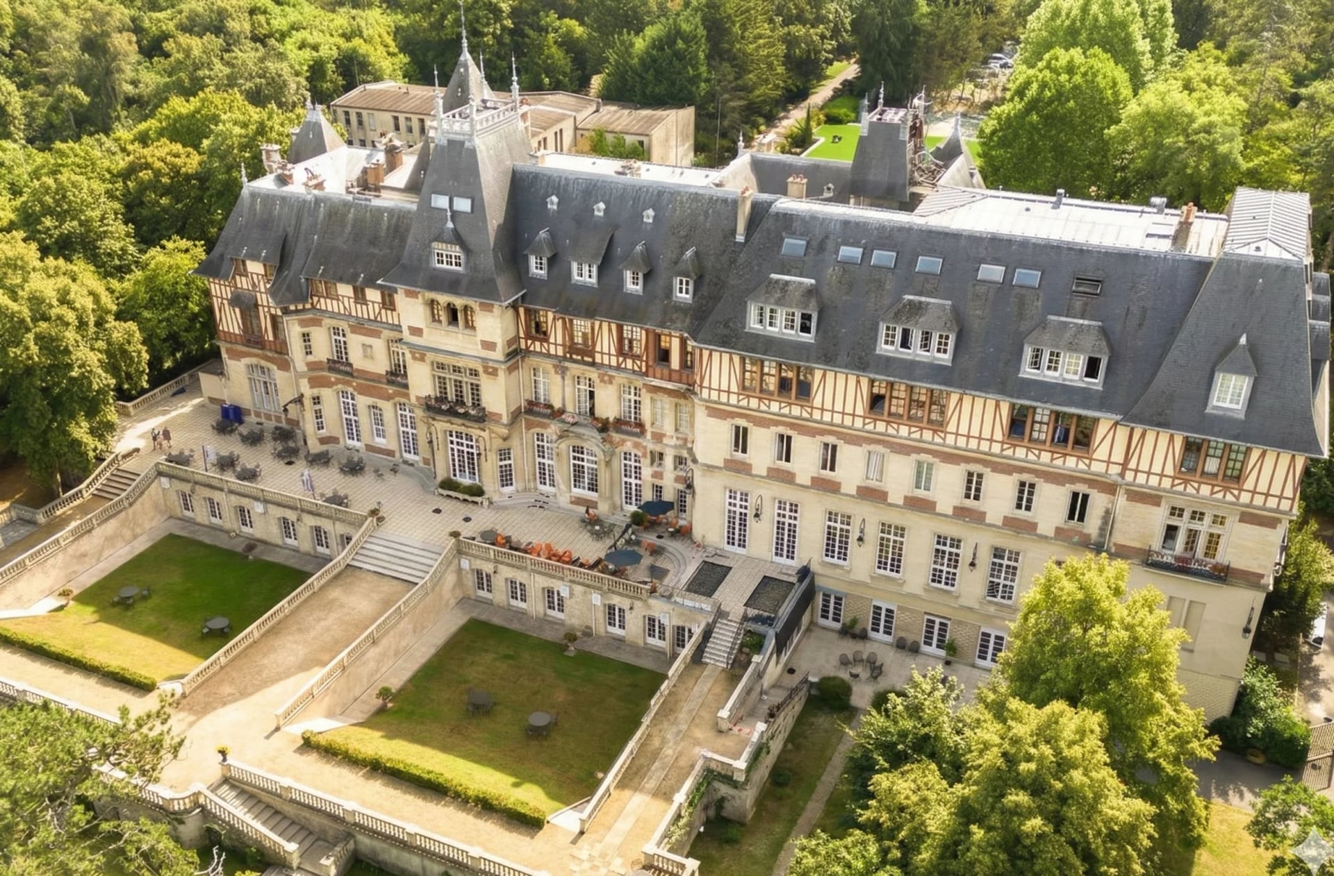 Grand Château de style Anglo-Normand à Chantilly - Vue principale