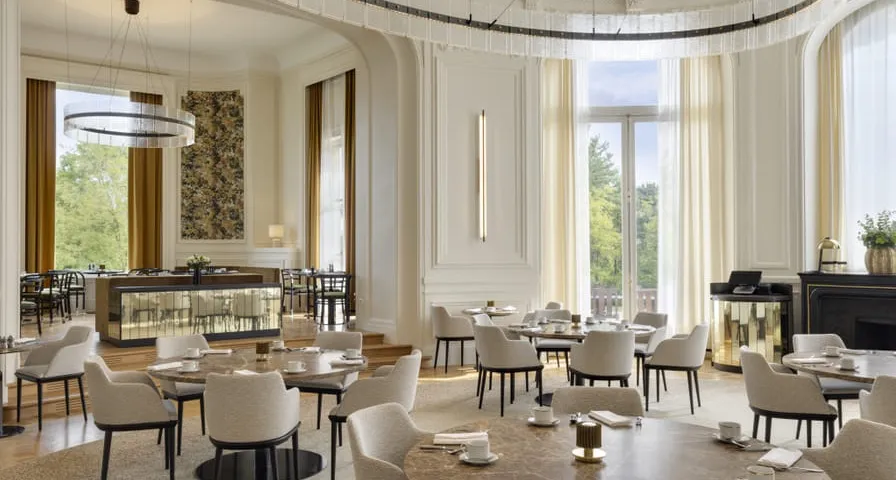 Château 5 Étoiles avec Vue Panoramique sur Forêt - restaurant 1