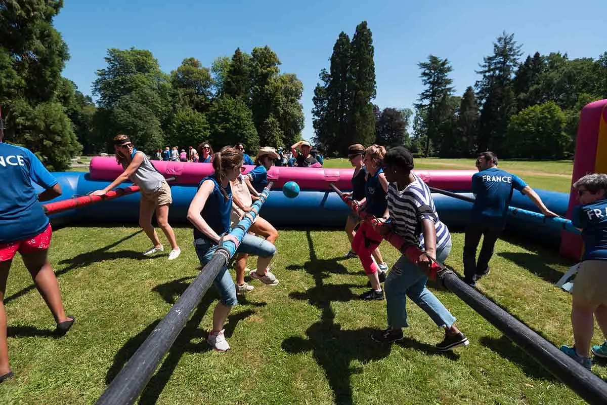 Baby-foot humain — challenge sportif team building en château