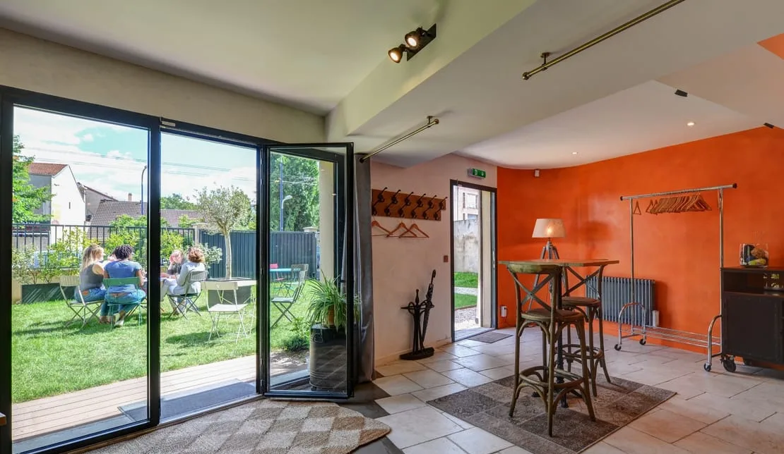 Entrée et Atelier donnant sur le jardin